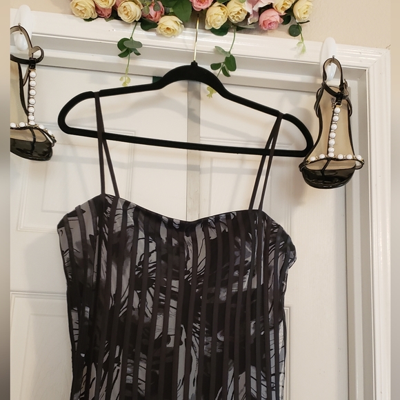 JS Collection Stunning Black And Gray Sunflowers On Mesh With Ribbons Running - Picture 2 of 9